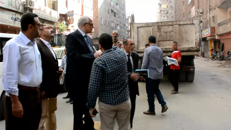 محافظ الجيزة يشارك أهالى العشرين فى حملة نظافة