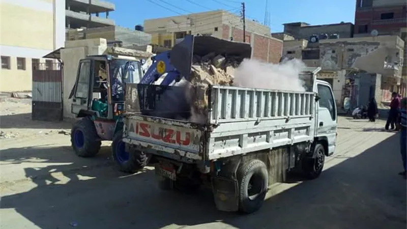استكمال اعمال النظافة والانارة لجميع ميادين العريش