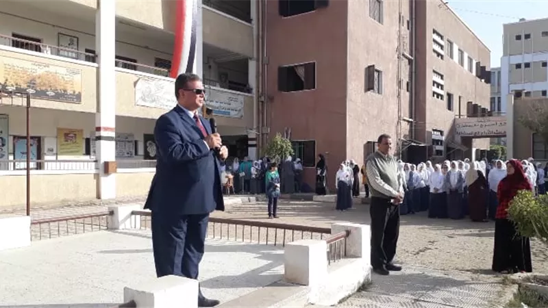 عبدالمنعم يحضر طابور الصباح بمدرسة الفيوم الثانوية بنات
