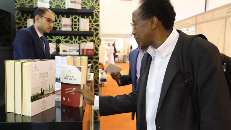 إقبال كثيف على جناح مجلس حكماء المسلمين في معرض الشارقة الدولي للكتاب