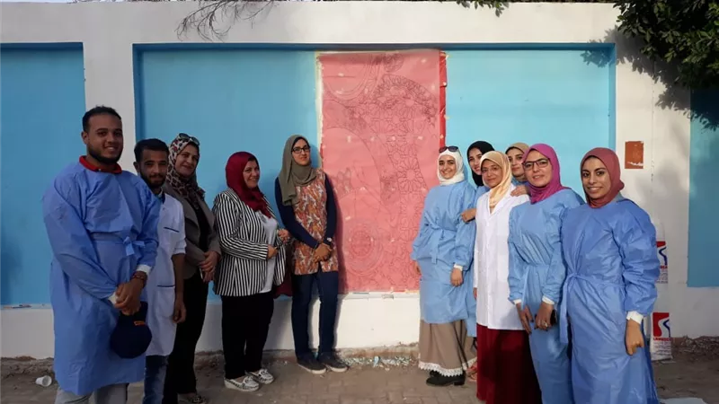 بالفرشة والألوان.. طلاب جامعة كفر الشيخ يزينون شوارع المحافظة