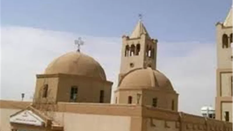 بدء صلوات الجنازة على جثامين شهداء طريق دير الأنبا صموئيل بكنيسة الأمير تادرس بالمنيا