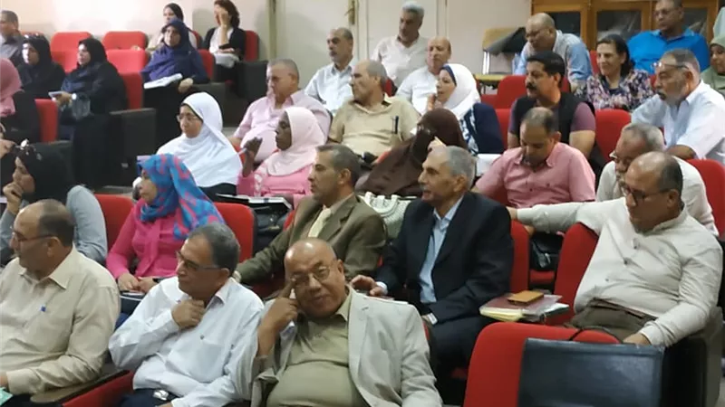 تعليم السويس يناقش مشكلات نشرات النقل والجداول وتوزيع المعلمين