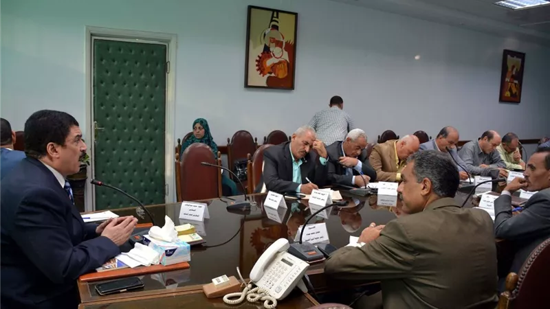 مرزوق يلتقى رؤساء المدن والأحياء لمتابعة منظومة النظافة بالقليوبية