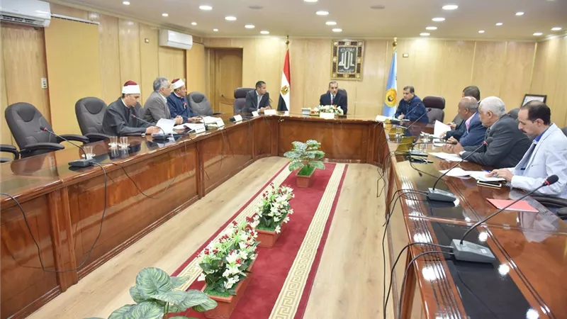 محافظ أسيوط توفير فرص عمل للخريجيين من خلال فتح فصول محو الامية