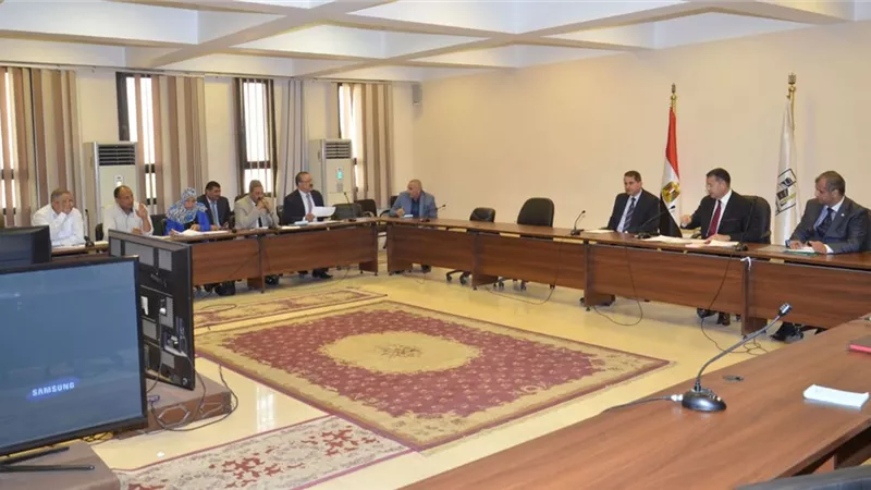 محافظ بني سويف يبحث معوقات 28 مشروعا خدميا متعثراً