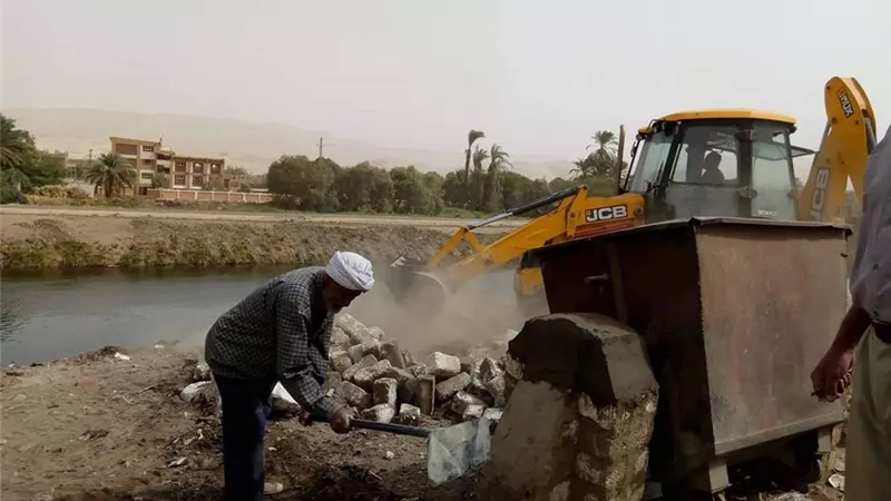 الأقصر تكافح قمامة المجارى المائية