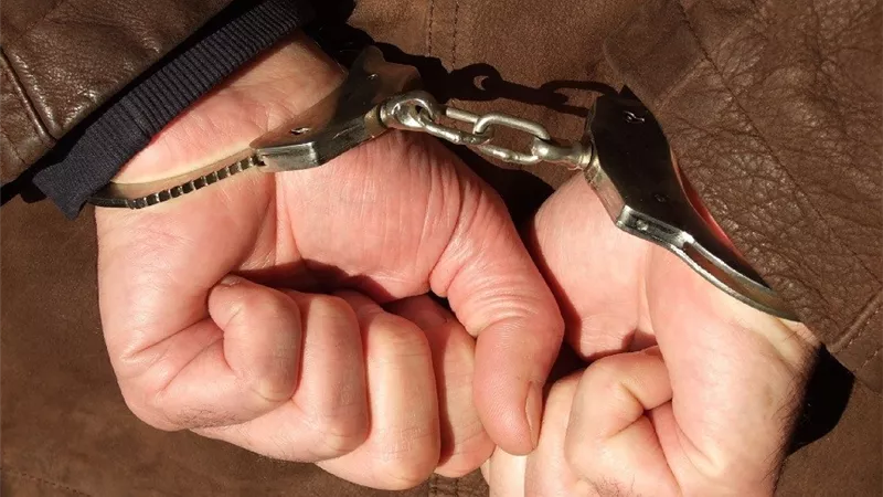 ينتحل شخصية المشاهير في المجتمع علي الفيسبوك للنصب علي المواطنيين