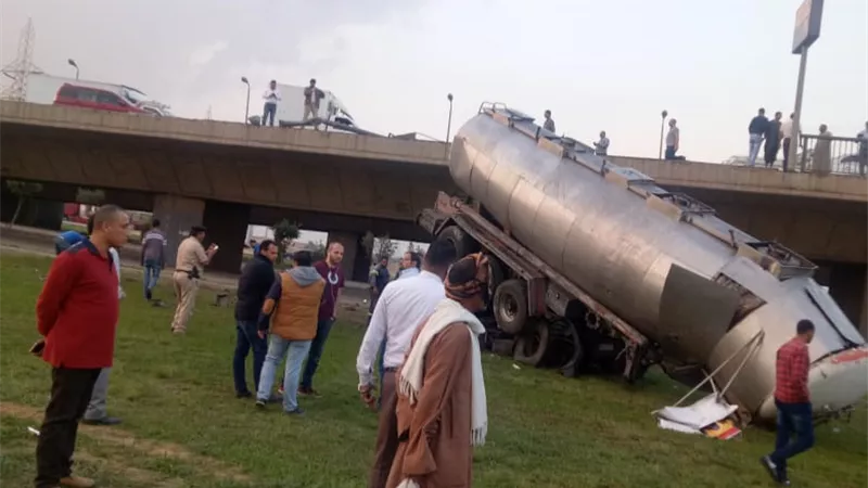 سقوط سيارة نقل من أعلى كوبرى بمدينة العاشر من رمضان