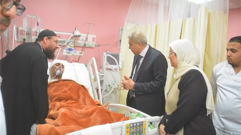 محافظ المنيا يزور مصابى دير الأنبا صموئيل بمستشفى الشيخ زايد