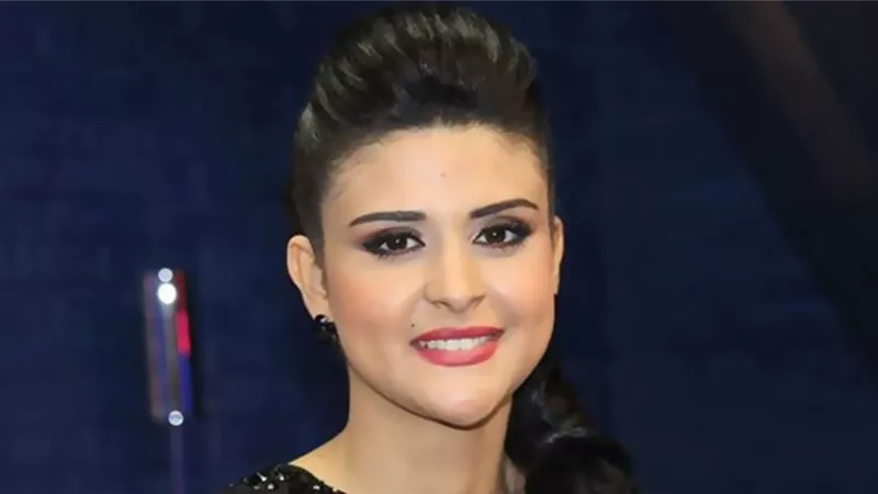 زوج مطربة مشهورة يهديها مايك من الذهب والماس.. صور