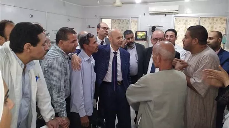 مسعود يجتمع مع مسئولى مستشفى منيا القمح ويستمع للمرضى