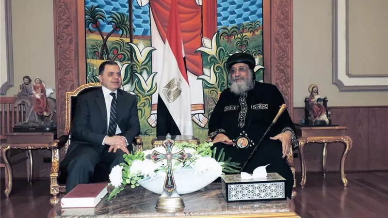 وزير الداخلية ينعى البابا تواضرس فى شهداء الوطن.. صور