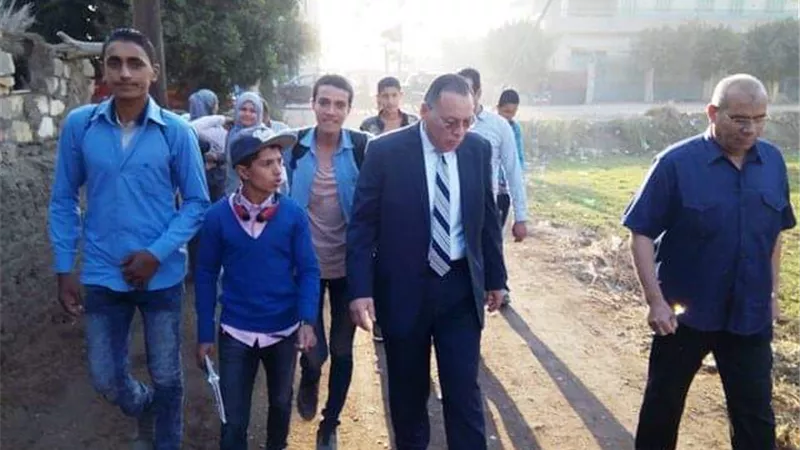غراب يستجيب لمطلب أهالي قرية الحلمية و يأمر بتطهير الترعة لتوفير مياه الرى