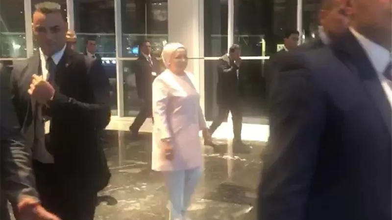 جولة حرم الرئيس انتصار السيسى فى أروقة منتدى الشباب.. فيديو