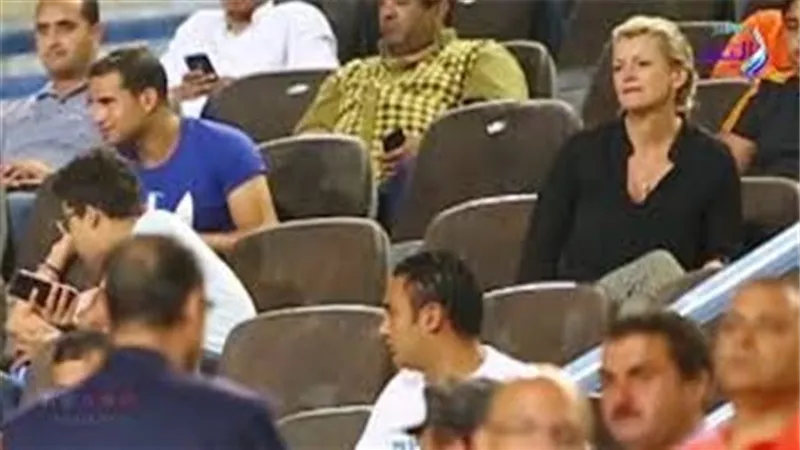 زوجة جروس تؤازر الزمالك في ملعب بتروسبورت