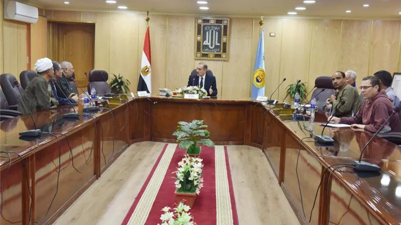 محافظ أسيوط يلتقى نقيب الفلاحين لبحث المشكلات التى تواجه المزارعين