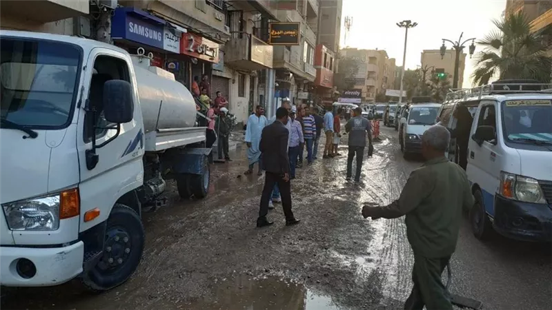إصلاح كسر فى ماسورة مياه الشرب وسط الأقصر