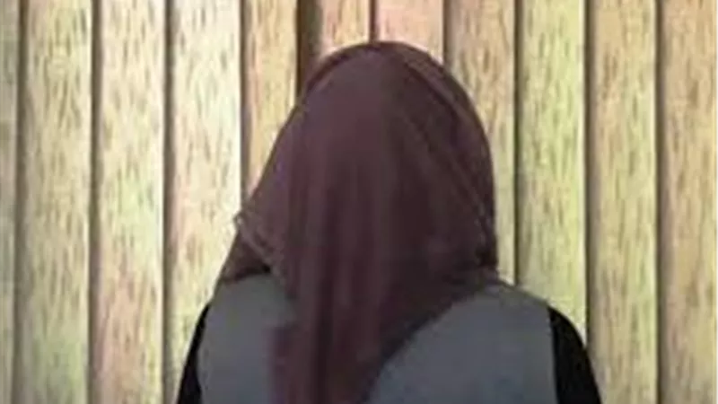هددها بالطلاق بسبب خلفة البنات.. فقتلته بمساعدة عامل