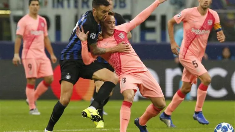 شوط أول سلبي بين برشلونة وانتر ميلان بدوري الأبطال