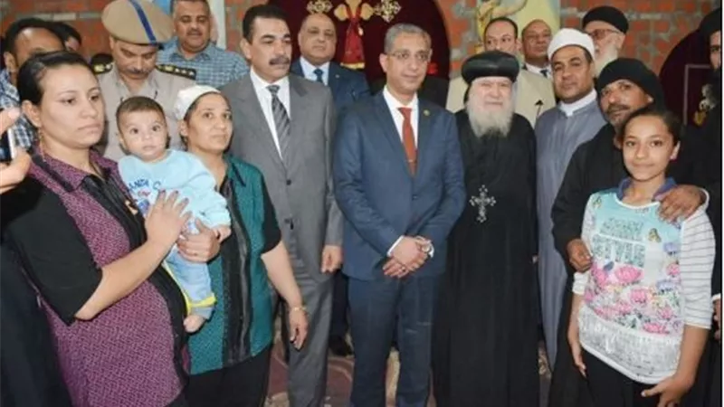 بالصور.. محافظ سوهاج يلتقي مصابي حادث المنيا الارهابي