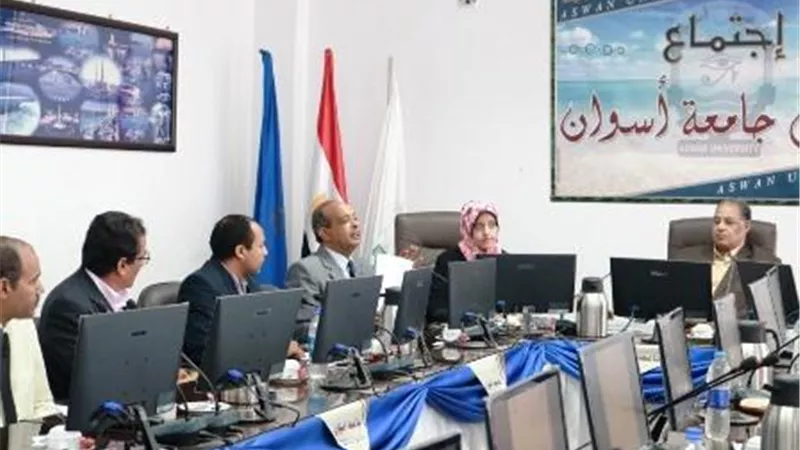 عبد الغفار يتلقى تقريرًا حول انتهاء أزمة المواصلات بجامعة أسوان