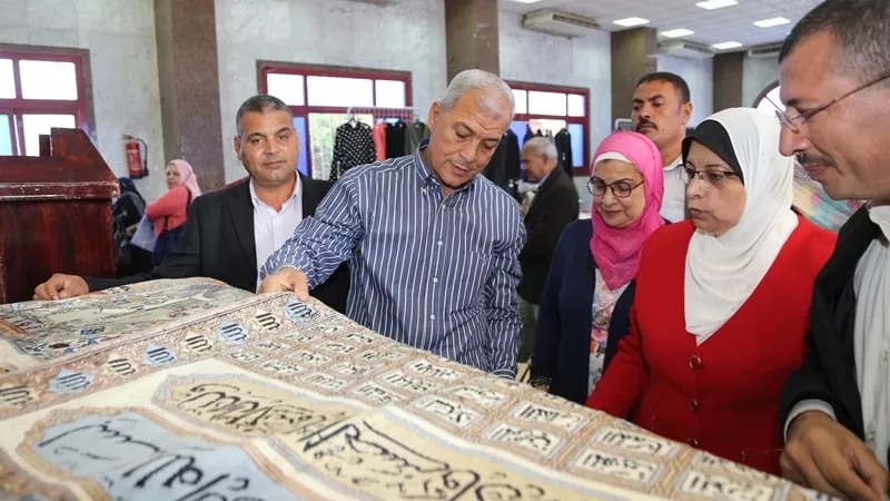 سجاد يدوى وصدف ومنتجات النحل فى معرض الأسر المنتجة للجمعيات الأهلية بشبين الكوم