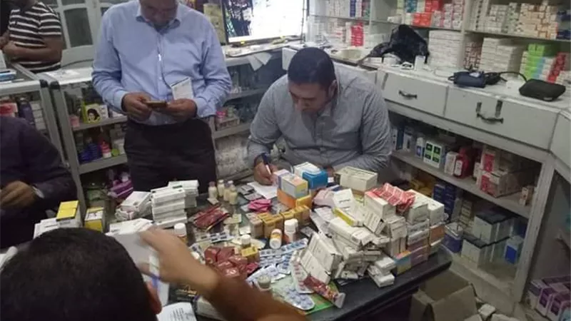 التفتيش الصيدلي يشمع مخزن أدوية ويضبط أدوية منتهية الصلاحية بالحسينية