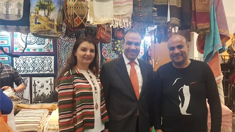 سفير مصر بألمانيا يتفقد الجناح المصري في معرض برلين للمنتجات الحرفية والمشغولات اليدوية