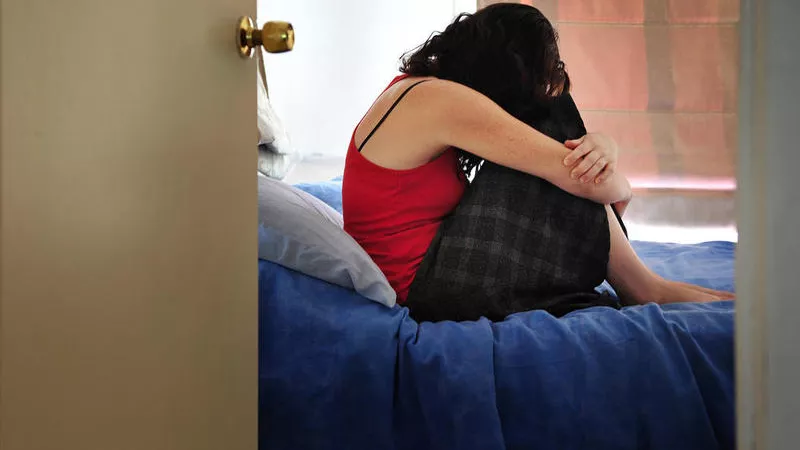 القبض على فناة داخل شقة مع شابين لممارسة الرذيلة