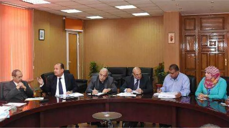 غراب يتابع موقف المشروعات المتعثرة فى المياه و الصرف الصحي