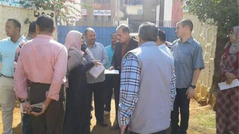 محافظ أسيوط يتفقد منشآت خدمية وصحية وتعليمية للاطمئنان على سير العمل خلال جولته بقرية موشا