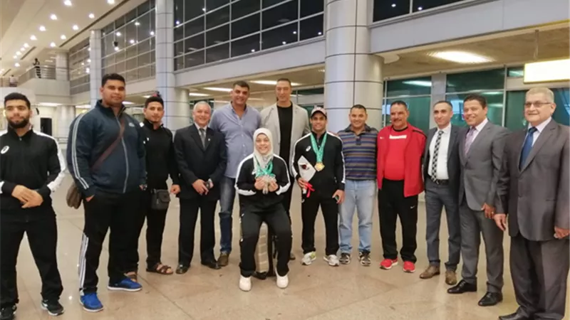 بالصور.. محمد إيهاب وسارة سمير يصلان القاهرة بعد إنجاز بطولة العالم لرفع الأثقال