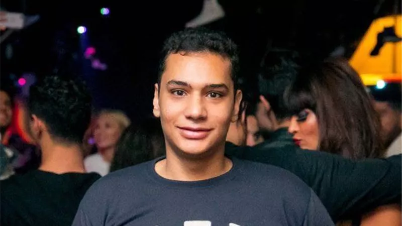 محمد أيمن يتعاقد على تصميم إعلان لأحد المنتجات العالمية