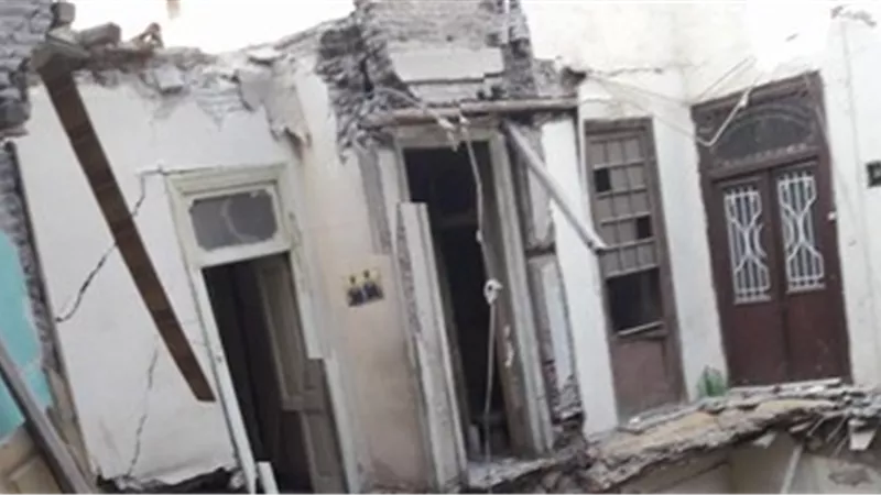 مصرع موظف بالمعاش في حادث انهيار عقار بكوم الشقافه