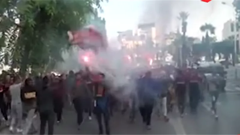 الجماهير التونسية تطلق الشماربخ النارية قبل مواجهة الاهلى ..فيديو