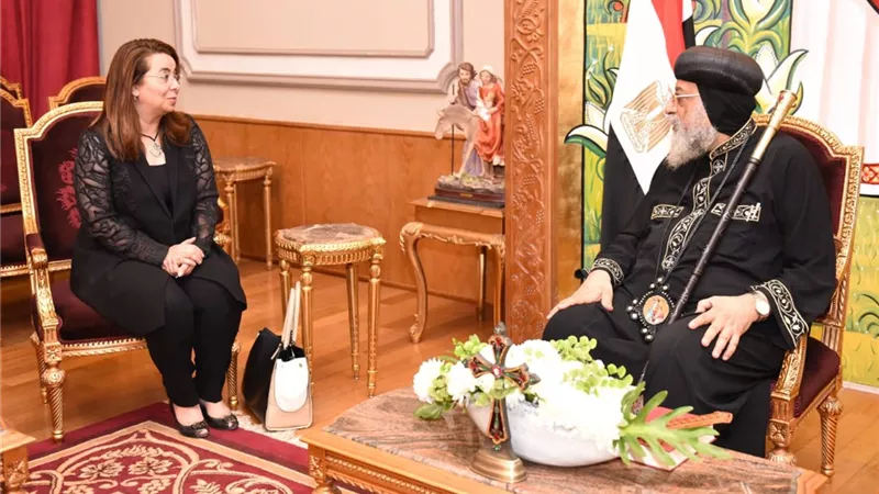 والي تزور البابا تواضروس لتقديم واجب العزاء في شهداء حادث المنيا