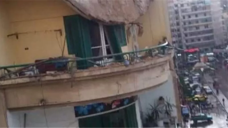 سكان عقار المنشية الذى تعرض لانهيارجزئى يرفضون الاخلاء