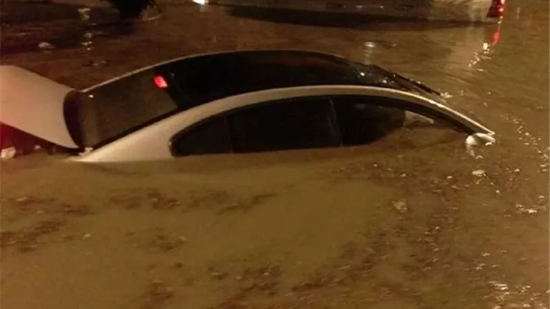 مشاهد مروعة بالكويت بسبب السيول.. بالصور والفيديو