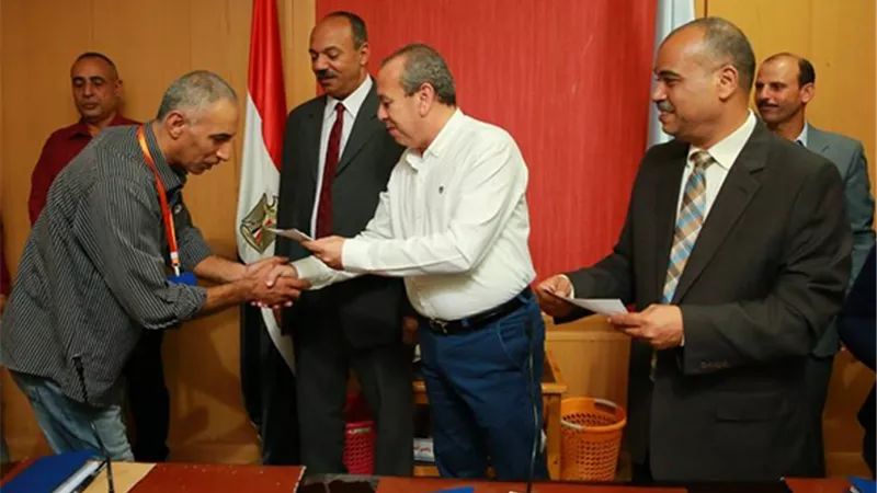 توزيع مساعدات مالية على أصحاب التكاتك متضرري حريق جراج مطوبس