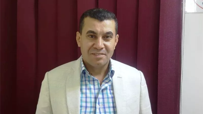 أستاذ تجميل يشرح فكرة عملية تصغير الثدى