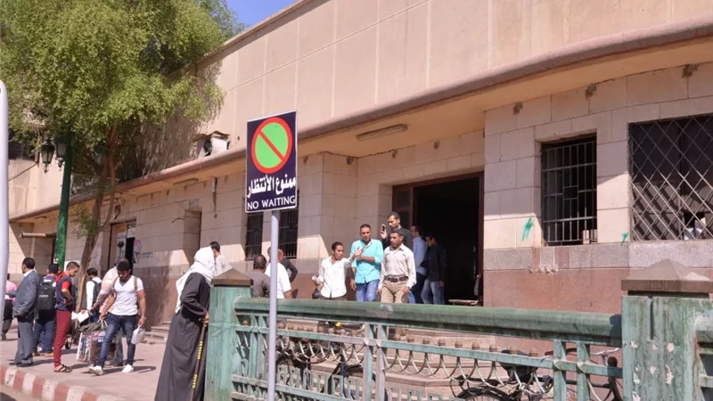 اجراءات مشددة لتنظيم الحركة المرورية بميدان المحطة بأسيوط