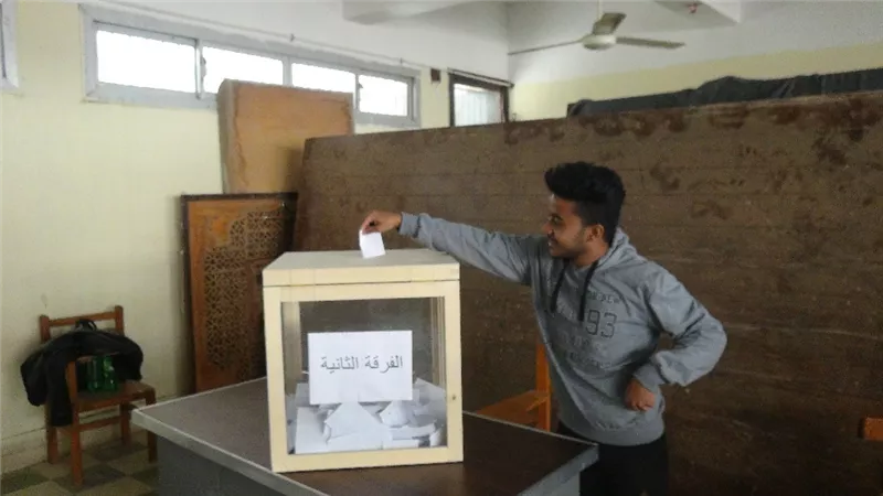 اقبال طلابى على صناديق الاقتراع بكليات المنيا