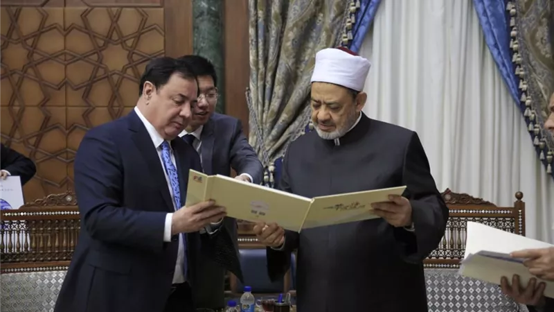 الطيب لرئيس برلمان شنجيانغ الصيني: الأزهر يدعو لتعايش الأديان
