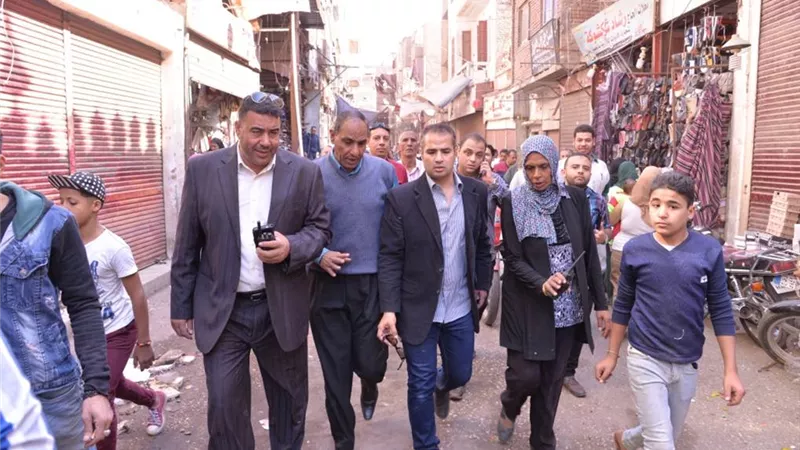 محافظ أسيوط يترأس حملة إزالة إشغالات بحي غرب ويأمر برصف وإنارة شارع بورسعيد