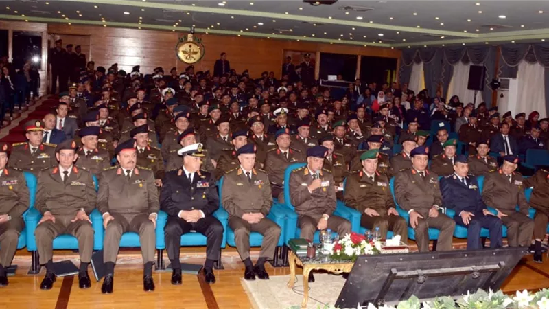 وزير الدفاع يشهد مناقشة كلية الحرب العليا لبحثها الرئيسى عن استراتيجية أمن البحر الأحمر