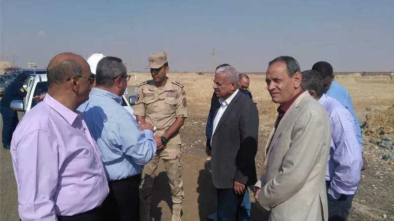 محافظ السويس يتفقد أماكن السيول بطريق السخنة