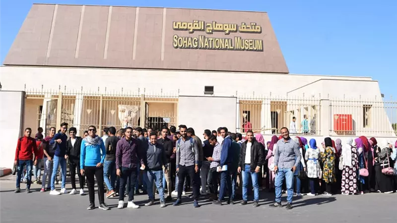 جامعة سوهاج تنظم مسيرة طلابية للمتحف القومي.. صور