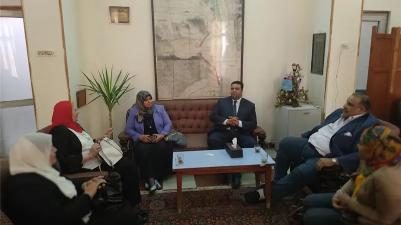 نائب محافظ السويس يلتقي بقيادات الأنشطة الطلابية بوزارة التعليم