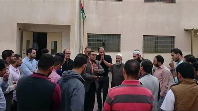 غرفة عمليات المعلمين ترصد اعتداء على أحد اعضائها داخل فصل بالتبين